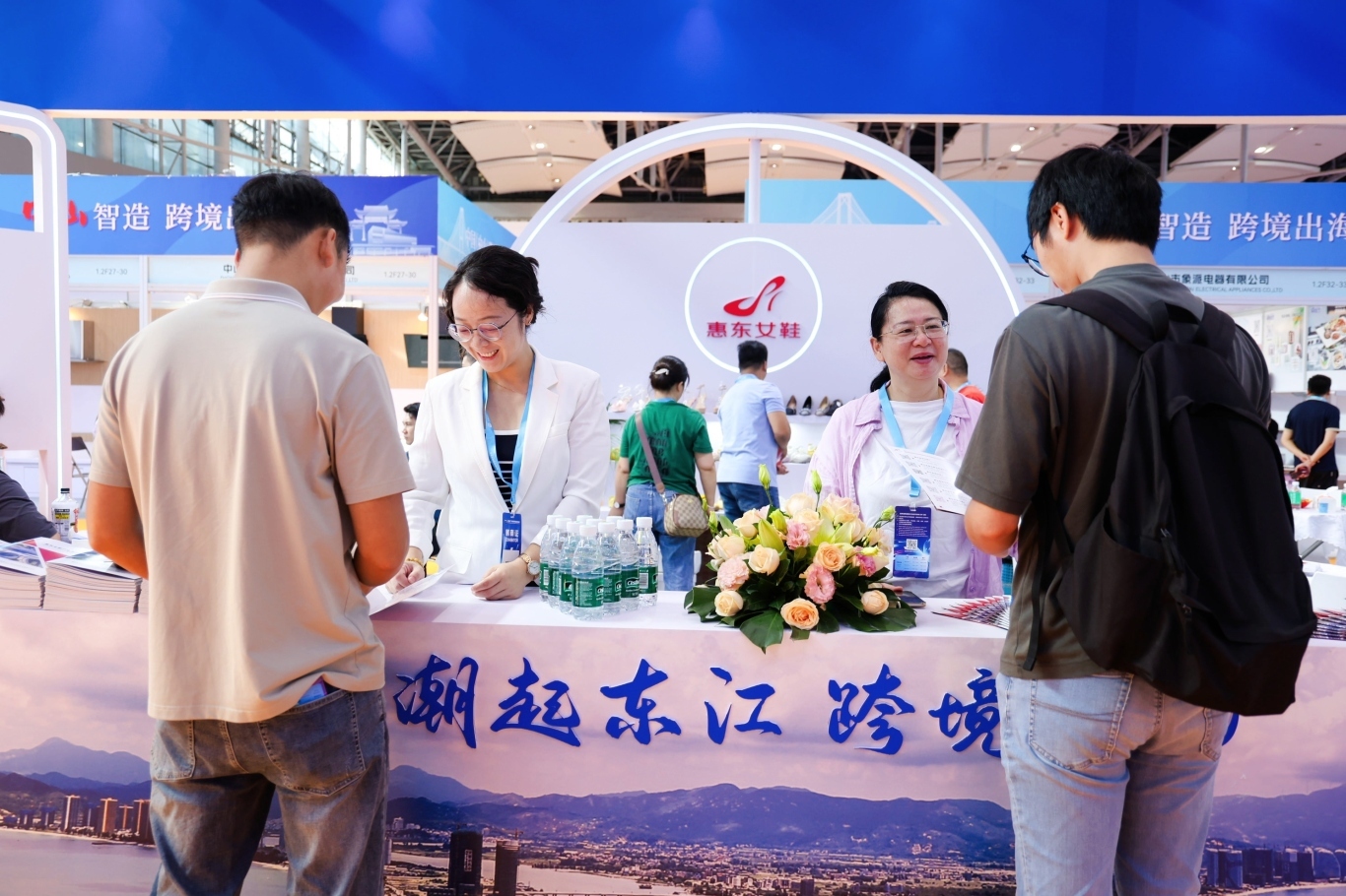 "惠东女鞋产业带"展团亮相2025中国（广州）尊龙抖圈 - 为du而生电商交易会广获青睐，客商云集订单喜人(图5)