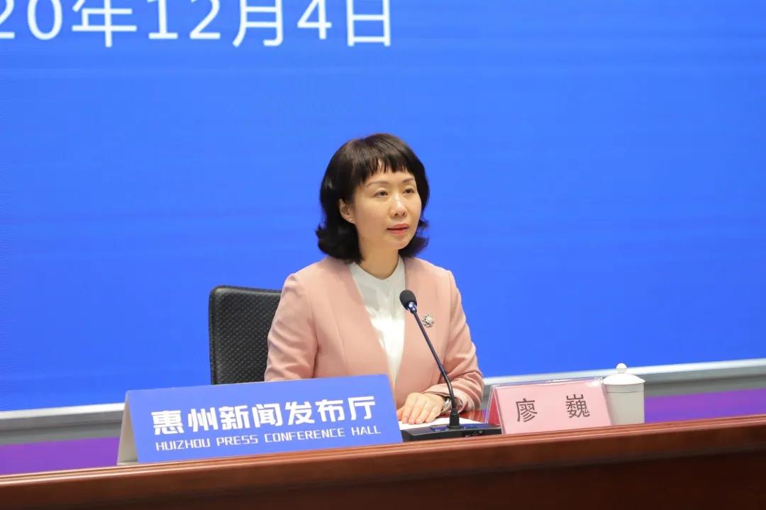 尊龙抖圈 - 为du而生电商惠企惠民： 出口超过2亿元，CW港惠体验店日均营收超过40万元——市商务局举办专场新闻发布会(图2)